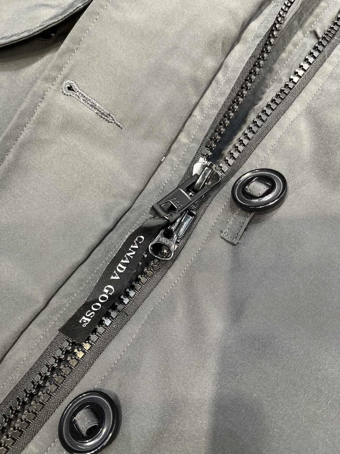 P860 Canada goose/Canada Goose 05 model 2580LA CANADA GOOSE/Canada Goose Rossclair parka women's down jacket, authentic original clothing molding, all accessories are custom-made from the original factory. This model is very unique. The zipper at the back can be opened to change into a dovetail style, with diagonal pockets and a layer of hidden pockets underneath. The official website has become a popular model. The softness and hardness of the fabric are compared with the genuine ones. It can be restored by kneading at will (fabric misunderstanding: fabrics with high hardness are not waterproof. Only those who buy the latest genuine version this year will notice the softness and comfort of the fabrics). The down is synchronized with the genuine white duck down. It is fluffy and not lumpy. The electronically controlled down charging machine is used to fill the zippers with customized genuine YKK zippers. High hardness and no lag. The fur collar is purchased from the same manufacturer as Wolf Hair. (Cooperative factory 2019 Canadian wolf skin auction and Big Goose official auction of wolf skin fur collars on the same site) All workmanship and wiring are controlled by workers with more than ten years of service. They must be horizontal and vertical, and are not crooked. The density of the inner wiring is more exquisite. Compare at will. Big goose label, collar label, washed label, hang tag, zipper rope, pocket label, back label, collar velvet, Velcro fasteners, all details of the cuffs are updated simultaneously with the original product, the best version, and the most complete color matching. The fighter in World 05 battles various world goods. Size: XS-XL